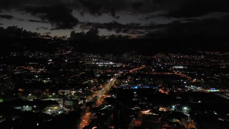 Vista-Aérea-Nocturna-De-Medellín,-Colombia