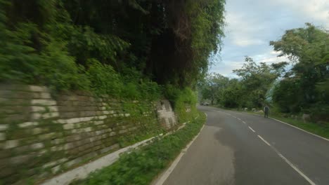 Zeitraffer-Eines-Fahrzeugs,-Das-Durch-Die-Shimla-Kinnaur-Nationalstraße-Fährt,-Die-Durch-Steile-Felsen-Im-Himalaya-Geschnitzt-Wurde