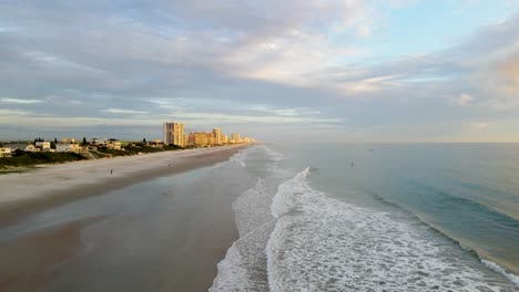 Florida-Beach-Bei-Sonnenaufgang-Mit-Drohne-Während-Der-Goldenen-Stunde
