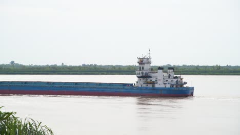 Un-Primer-Plano-De-Un-Barco-Navegando-A-Lo-Largo-De-La-Orilla-Del-Río-Paraná,-Argentina