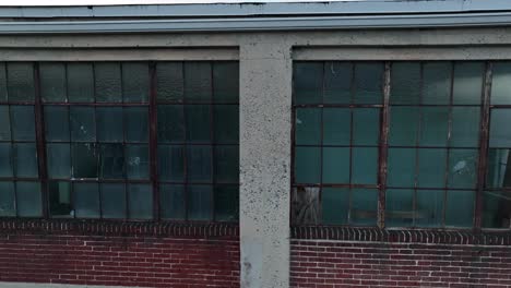 Zerbrochene-Glasfenster-In-Abgenutzten-Fabrikhallen.-Luftfahrzeug-Erschossen
