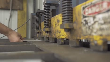 Trabajador-Metalúrgico-Cortando-Aluminio-En-Una-Fabricación-Industrial-Pura