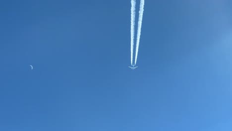 Fantastischer-Und-Einzigartiger-Blickwinkel-Des-Piloten-Auf-Das-Kielwasser-Eines-Airbus-Jets,-Der-2000-Fuß-über-Der-Gleichen-Route-Mit-Abnehmendem-Mond-In-Der-Höhe-Fliegt,-Aufgenommen-Auf-12000-Metern