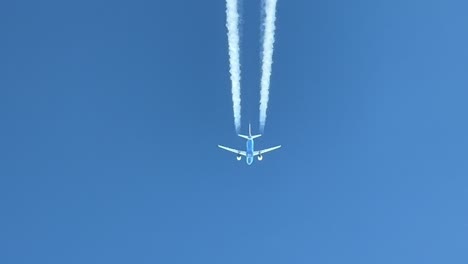 Vista-Aérea-única-De-La-Estela-De-Un-Airbus-320-Desollando-2000-Pies-Más-Arriba-En-La-Misma-Ruta
