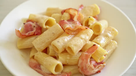 Homemade-spaghetti-rigatoni-pasta-with-white-sauce-and-bacon---Italian-food-style-4