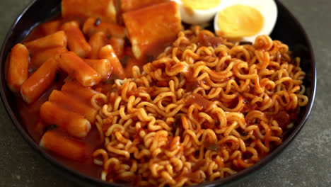 Korean-instant-noodles-with-Korean-rice-cake-and-fish-cake-and-boiled-egg---Rabokki---Korean-food-style-5
