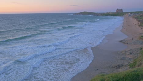 Fistral-Beach-Cornwall-Küstenlinie-Meer-Weitwinkel-Bei-Sonnenuntergang