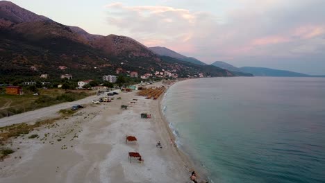 Sonnenuntergang-Am-Strand,-Bergblick-In-Albanien
