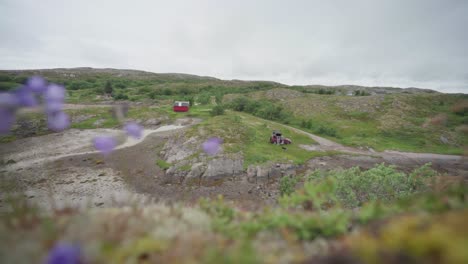 Vehículo-Estacionado-En-La-Colina-En-El-Camping-En-Helgelansdskysten,-Noruega