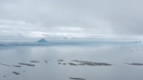 Vista-Aérea-De-Las-Tranquilas-Aguas-Del-Mar-Noruego-Durante-El-Día-En-Luroy,-Condado-De-Nordland,-Noruega