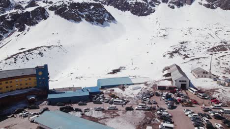 Laderas-Cubiertas-De-Nieve-Del-Resort-De-Montaña-Portillo-En-Chile---Toma-Aérea-De-Drones