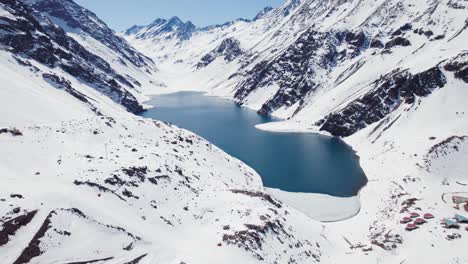 Idyllische-Landschaft-Des-Lake-Del-Inca-Im-Winter,-Skigebiet-Portillo-In-Chile---Drohnenaufnahme-Aus-Der-Luft