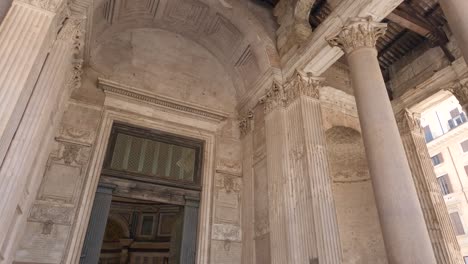 Kamerablick-Am-Torbogeneingang-Im-Pantheon-In-Rom,-Beeindruckende-Steinsäulen,-Italien