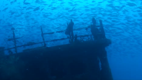 Naufragio-Submarino-En-Un-Mar-Azul-Profundo-Con-Muchos-Peces-De-Arrecife