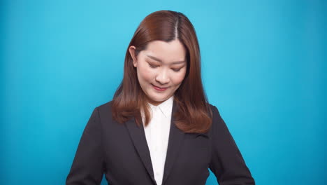 Porträt-Der-Asiatischen-Glücklichen-Lächelnden-Geschäftsfrau,-Die-Arrangierten-Schwarzen-Anzug-Tut,-Der-Auf-Blauem-Hintergrund-Lokalisiert-Wird-1