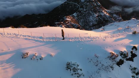 Mann,-Der-Einen-Pfad-Auf-Dem-Schneebedeckten-Gipfel-Des-Pico-Ruivo-Hinaufgeht