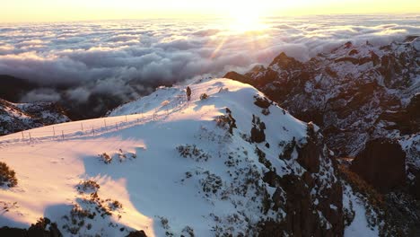 Ein-Mann-Geht-Allein-Im-Sonnenuntergang-Auf-Dem-Berg-Pico-Ruivo-Spazieren