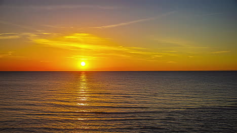 Zeitraffer-Des-Sonnenuntergangs-Hinter-Dem-Horizont-über-Meer-Und-Ozean