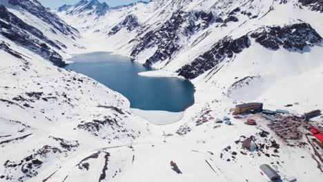 Escena-De-Invierno-En-La-Laguna-Del-Inca-En-Las-Montañas-De-Los-Andes-De-Chile,-Sudamérica---Toma-Aérea-De-Drones