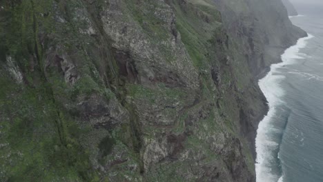 Toma-De-Drones-De-La-Ladera-De-La-Montaña-De-Quebrada-Do-Negro-En-Madeira