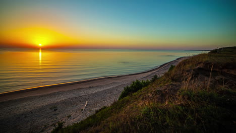 Time-lapse-of-sunset-over-empty-beach-and-ocean