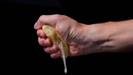 Nahaufnahme-Der-Hand-Einer-Person,-Die-Eine-Saftige-Zitrone-Auspresst
