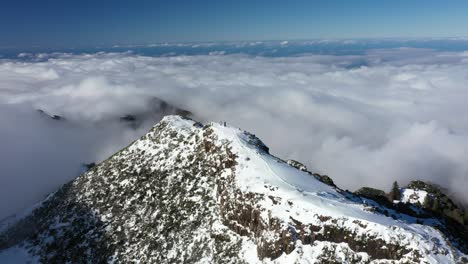 Kreisende-Drohnenaufnahme-Des-Berges-Pico-Ruivo-In-Madeira