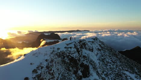 Luftaufnahme-Einer-Gruppe-Von-Menschen,-Die-Auf-Dem-Gipfel-Eines-Berges-In-Madeira-Stehen