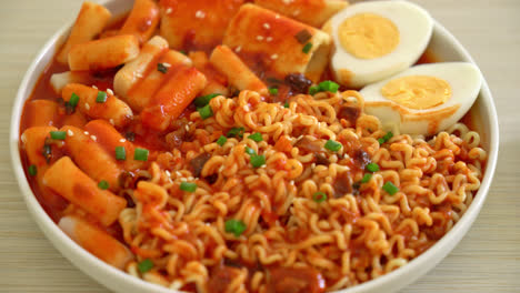 Korean-instant-noodles-with-Korean-rice-cake-and-fish-cake-and-boiled-egg---Rabokki---Korean-food-style-4