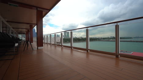 Vista-De-La-Ciudad-De-Singapur-Desde-El-Pasaje-Del-Muelle-De-Cruceros