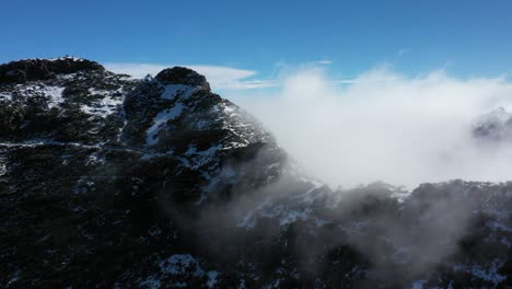 Drone-Volando-Hacia-Atrás-Desde-La-Montaña-Pico-Ruivo-En-Madeira