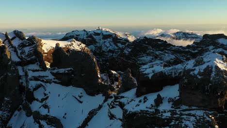 Kippen-Sie-Eine-Drohne,-Die-Durch-Die-Gipfel-Eines-Berges-In-Madeira-Fliegt