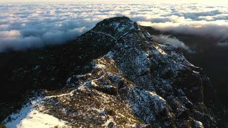 Drohnenaufnahme-Des-Schneebedeckten-Gipfels-Des-Berges-Pico-Ruivo-Auf-Madeira
