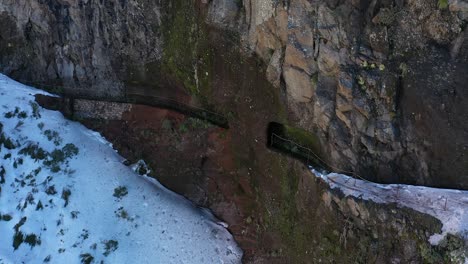 Wanderweg-Innerhalb-Der-Wand-Eines-Berges-In-Madeira