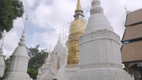 Muchas-Pagodas-De-Estupa-Antiguas-En-El-Templo-De-Wat-Suan-Dok-Lugar-Famoso-En-Chiang-Mai