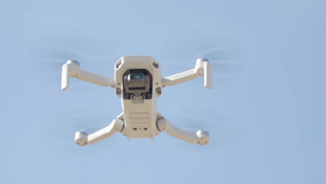 Drone-Volando-Al-Aire-Libre