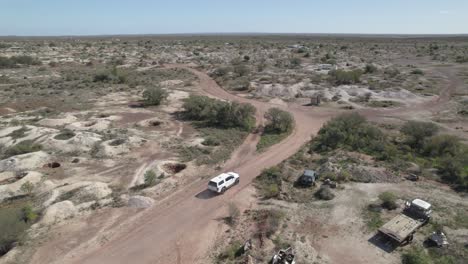 Vehículo-4x4-Explorando-Los-Campos-Mineros-De-ópalo-De-Acantilados-Blancos,-Nsw,-Australia