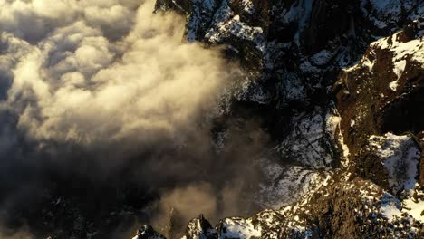 Drohnenaufnahme-Der-Täler-Und-Gipfel-Mit-Wolken-Am-Berg-Pico-Ruivo-In-Madeira