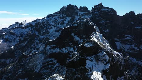 Glatte-Drohnenaufnahme-Der-Schwarzen-Und-Weißen-Gipfel-Des-Berges-Pico-Ruivo-In-Madeira