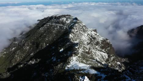 Luftaufnahme-Des-Berges-Pico-Ruivo-In-Madeira-Mit-Dünnen-Wolken-Im-Hintergrund