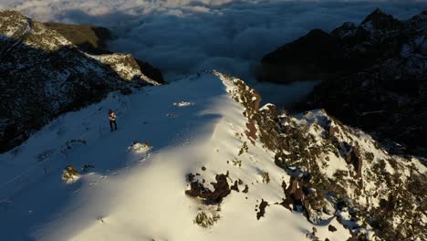 Ein-Mann-Geht-Allein-Den-Weg-Zum-Gipfel-Des-Berges-Pico-Ruivo-Auf-Madeira-Hinauf
