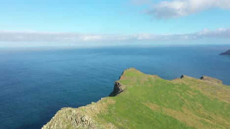 Sonnige-Tagesdrohne-Schoss-über-Die-üppigen-Und-Grünen-Klippen-In-Madeira