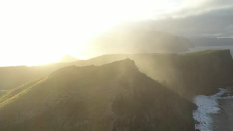 Hermoso-Sol-Brumoso-Sobre-La-Península-Verde-En-La-Costa-De-Madeira