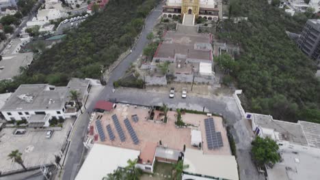 Drohne-Schießen-Am-Morgen-Bewölkten-Tag-Bei-Hasta-Bandera-über-Obispado-Hügel-In-Monterrey-City,-Mexiko-10