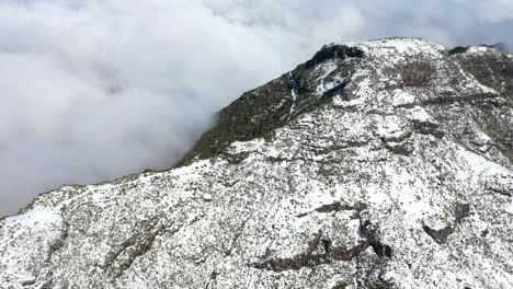 Drohnenaufnahme-Des-Grats-Und-Seiner-Steilen-Seiten-Des-Berges-Pico-Ruivo-In-Madeira