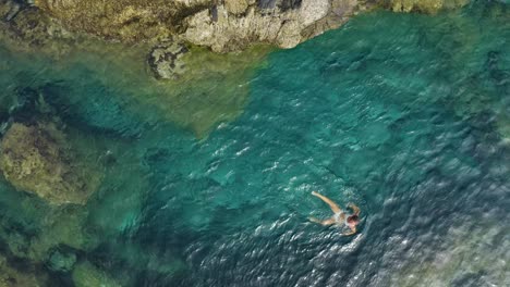 La-Mujer-Está-Nadando-En-Las-Piscinas-Naturales-De-Porto-Moniz