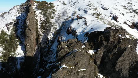 Ein-Mann-Geht-Die-Sehr-Steile-Und-Gefährliche-Klippe-Hinunter-Zum-Rand-Des-Berges-Pico-Ruivo-In-Madeira