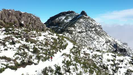 Una-Mujer-Camina-Sola-Por-El-Sendero-De-La-Montaña-Pico-Ruivo-En-Madeira