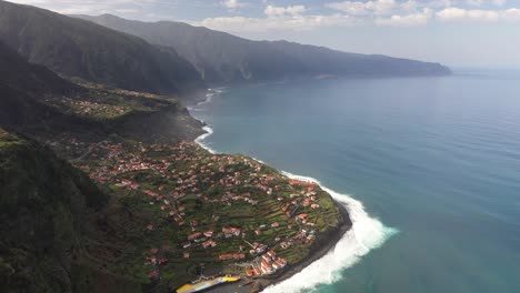 Kleines-Dorf-Mit-Feldern-Direkt-An-Der-Küste-Auf-Madeira