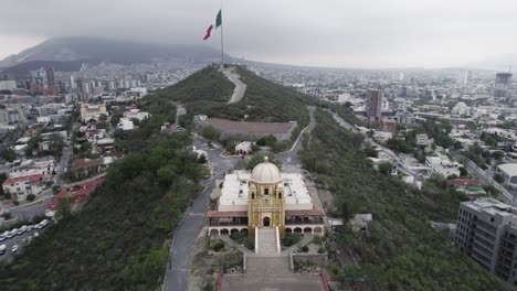 Disparo-De-Drones-En-El-Día-Nublado-De-La-Mañana-En-Hasta-Bandera-Sobre-El-Cerro-Obispado-En-La-Ciudad-De-Monterrey,-México-9